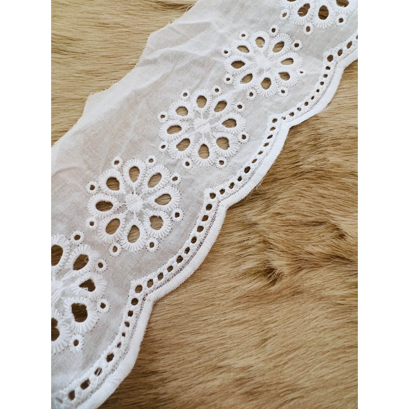 12,5m ren thô boi thêu màu trắng và vàng nhạt bản 9cm