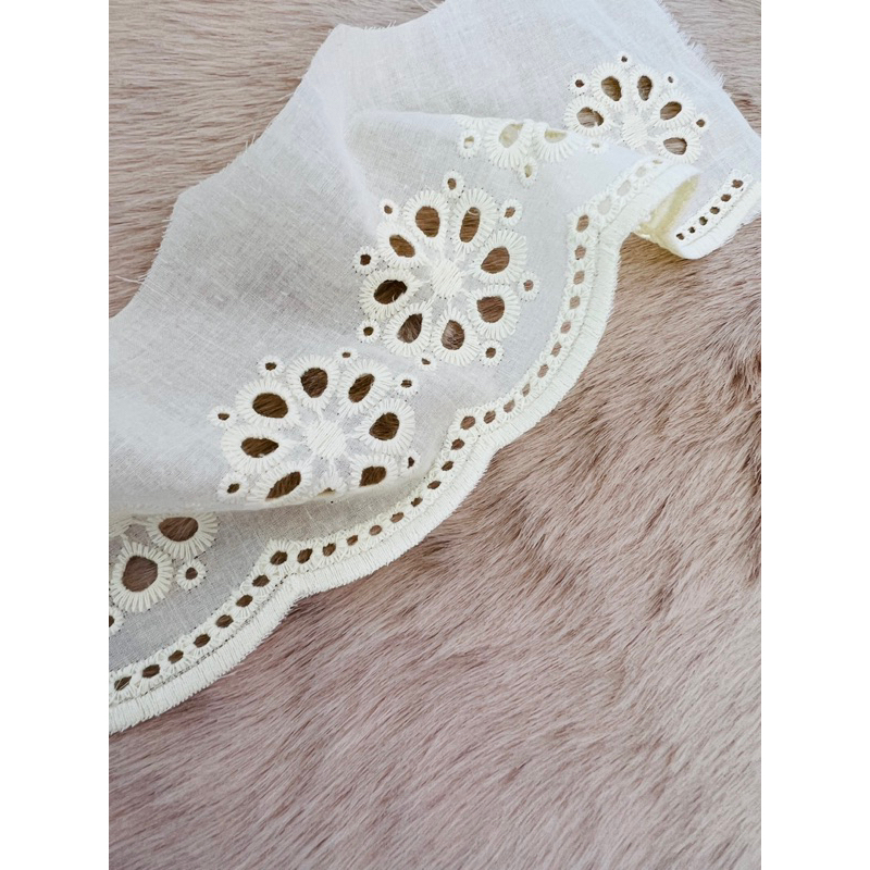 12,5m ren thô boi thêu màu trắng và vàng nhạt bản 9cm