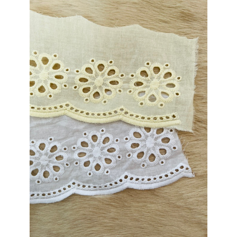 12,5m ren thô boi thêu màu trắng và vàng nhạt bản 9cm