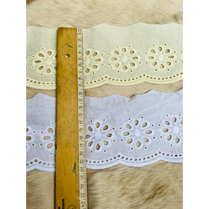 12,5m ren thô boi thêu màu trắng và vàng nhạt bản 9cm