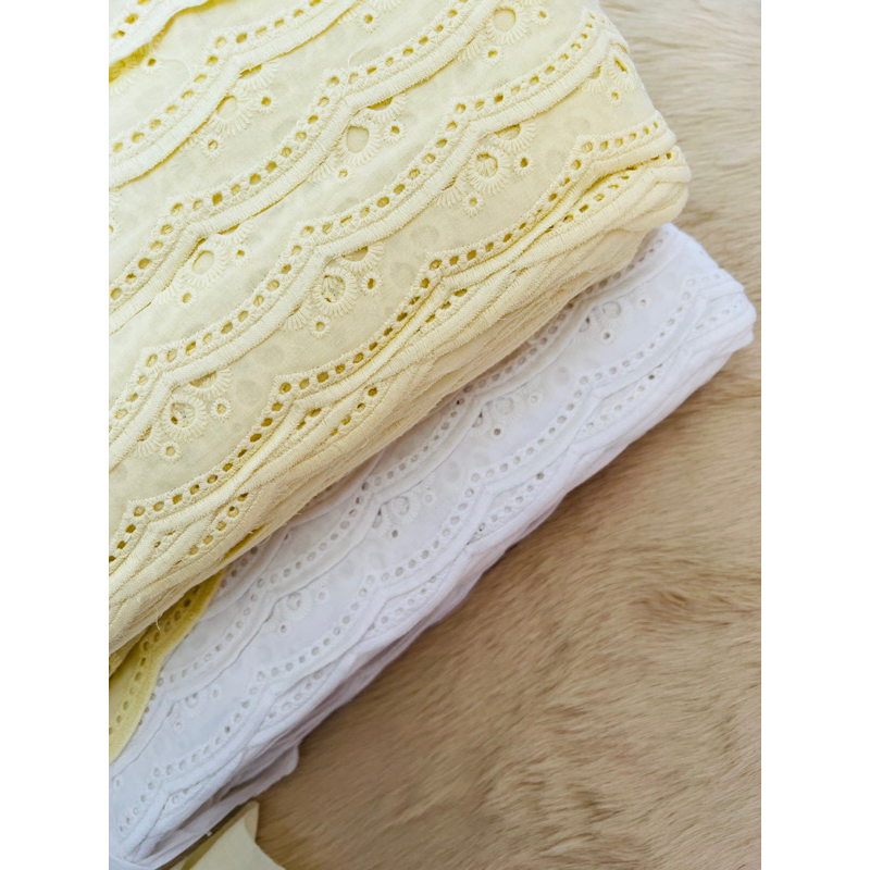 12,5m ren thô boi thêu màu trắng và vàng nhạt bản 9cm