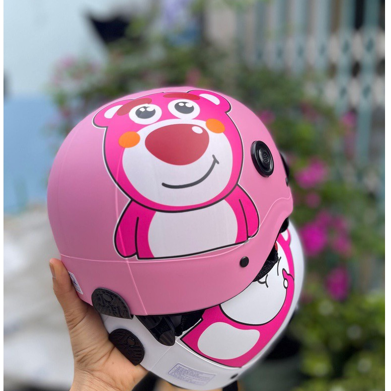 Nón Bảo Hiểm Gấu Dâu Dễ Thương, Nón Bảo Hiểm Màu Hồng Stciker Gấu Dâu Cute