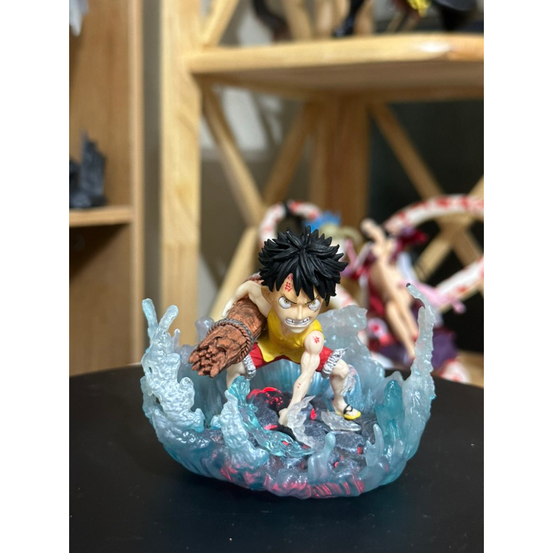 Monkey D. Luffy tư thế cầm cột buồm chiến đấu ở trận Marine Ford
