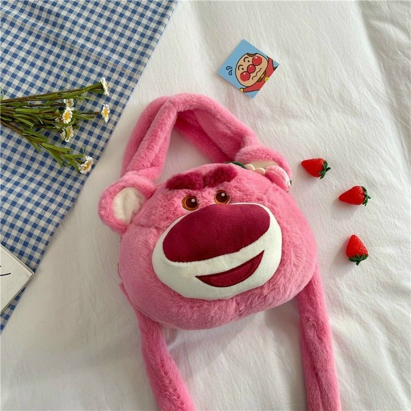 Túi đeo vai gấu hồng lotso tai dâu size 30cm siêu dễ thương, siêu cute lông mềm mịn