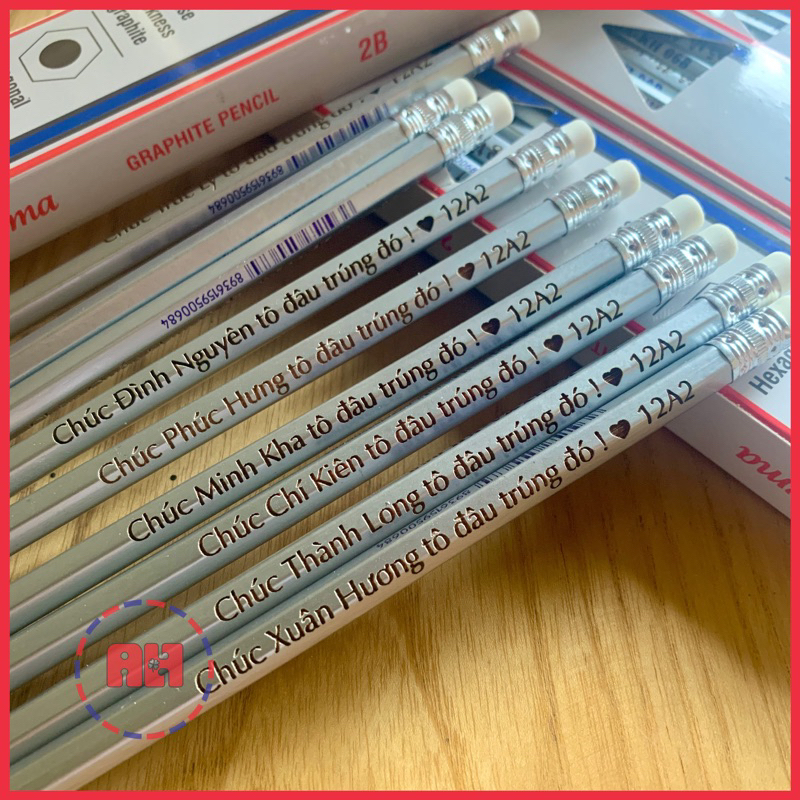 Bút chì 2B khắc tên theo yêu cầu, có đầu tẩy, nét rõ chữ rõ
