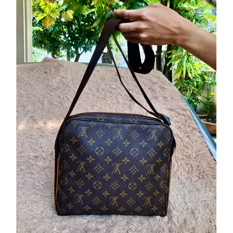 Túi chuẩn si. Túi qua sử dụng. Khách vui lòng xem hình nếu muốn biết thêm thông tin sản phẩm mời khách vô chat . Thanks.