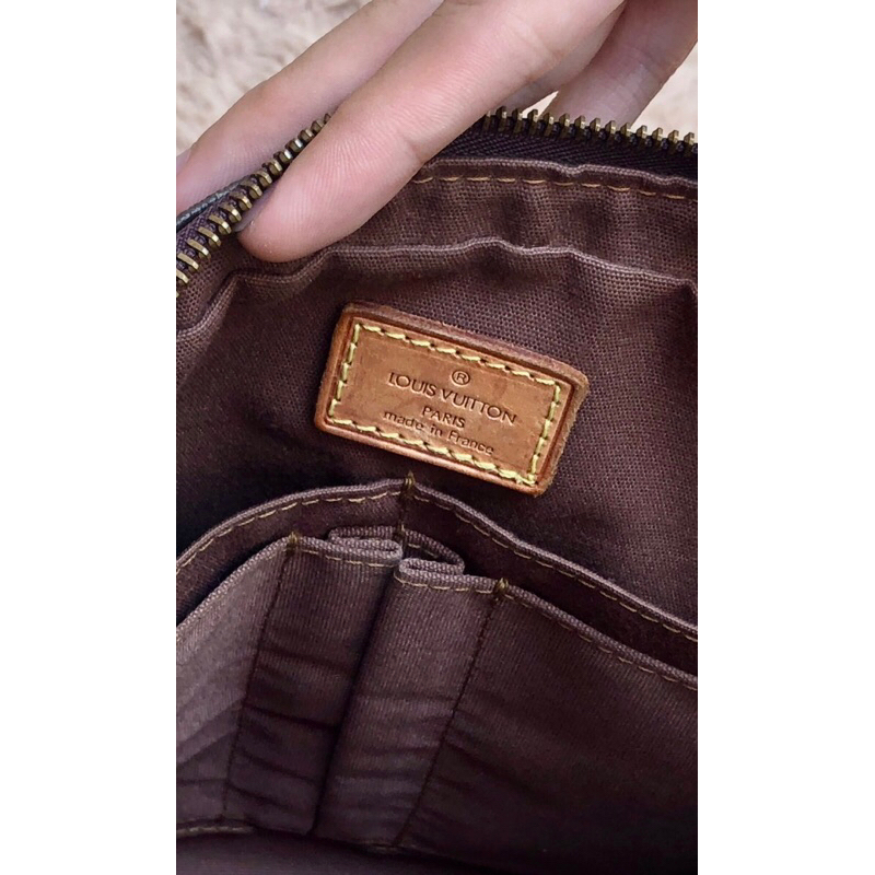 Túi chuẩn si. Túi qua sử dụng. Khách vui lòng xem hình nếu muốn biết thêm thông tin sản phẩm mời khách vô chat . Thanks.