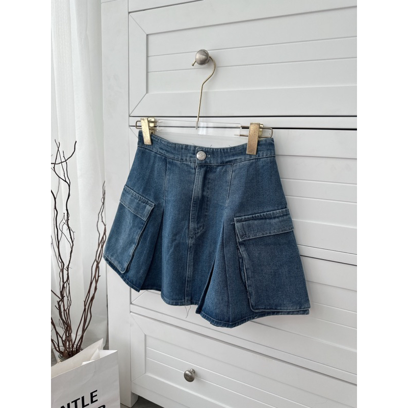 Set Áo Đen Cổ U Xẻ Phối Chân Váy Jean Xoè Túi Hộp
