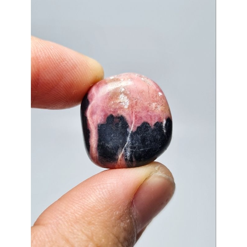Tumbled Rhodonite - Tường Vi Thạch tự nhiên size nhỏ hỗ trợ chữa lành các vấn đề về tình cảm, chữa lành cảm xúc...