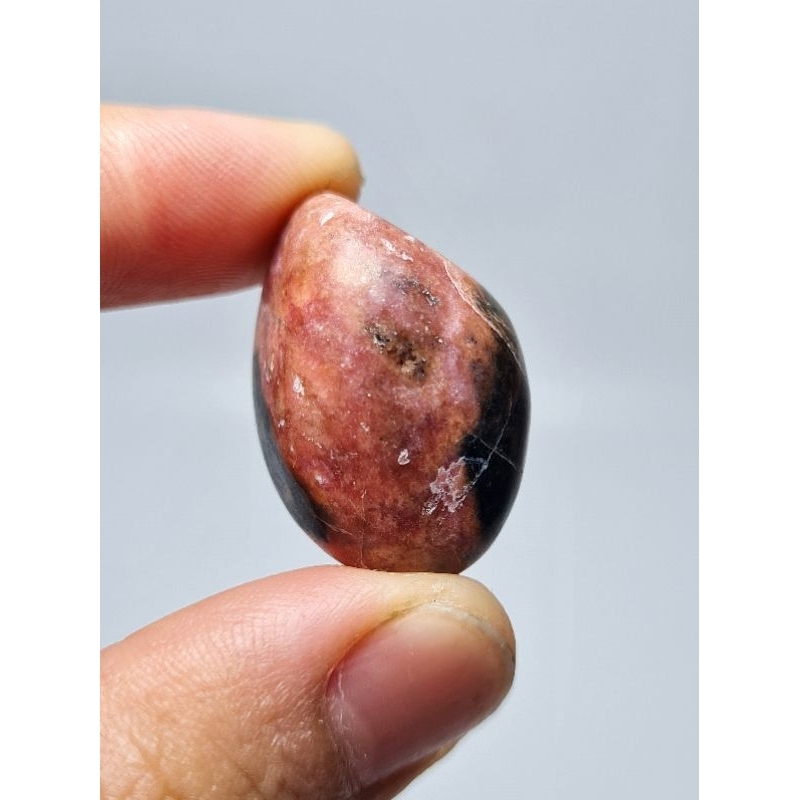 Tumbled Rhodonite - Tường Vi Thạch tự nhiên size nhỏ hỗ trợ chữa lành các vấn đề về tình cảm, chữa lành cảm xúc...