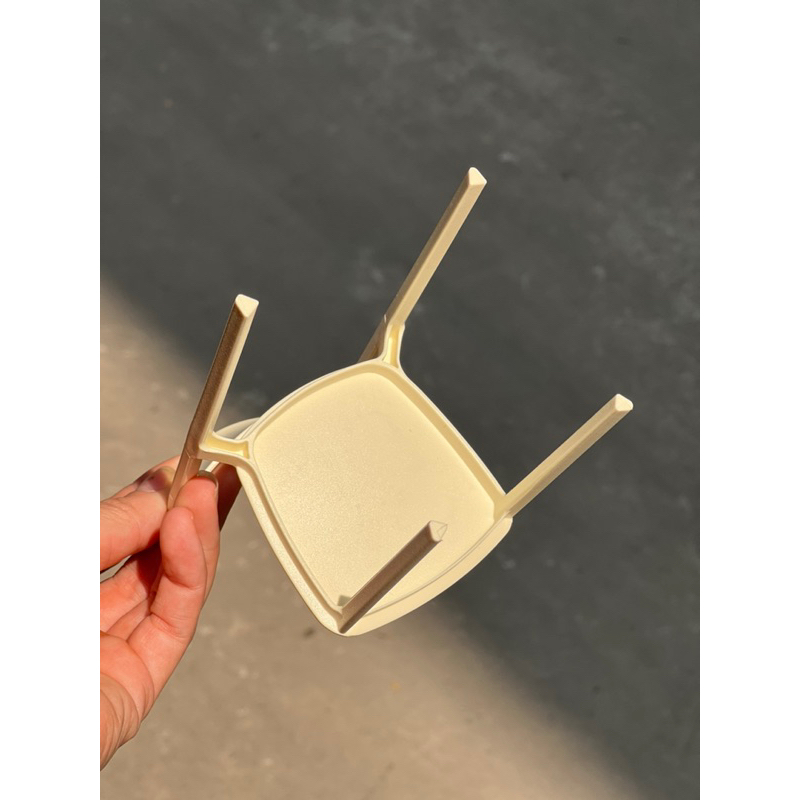 Mô hình ghế nhựa 1/6 màu sữa cho nhà búp bê