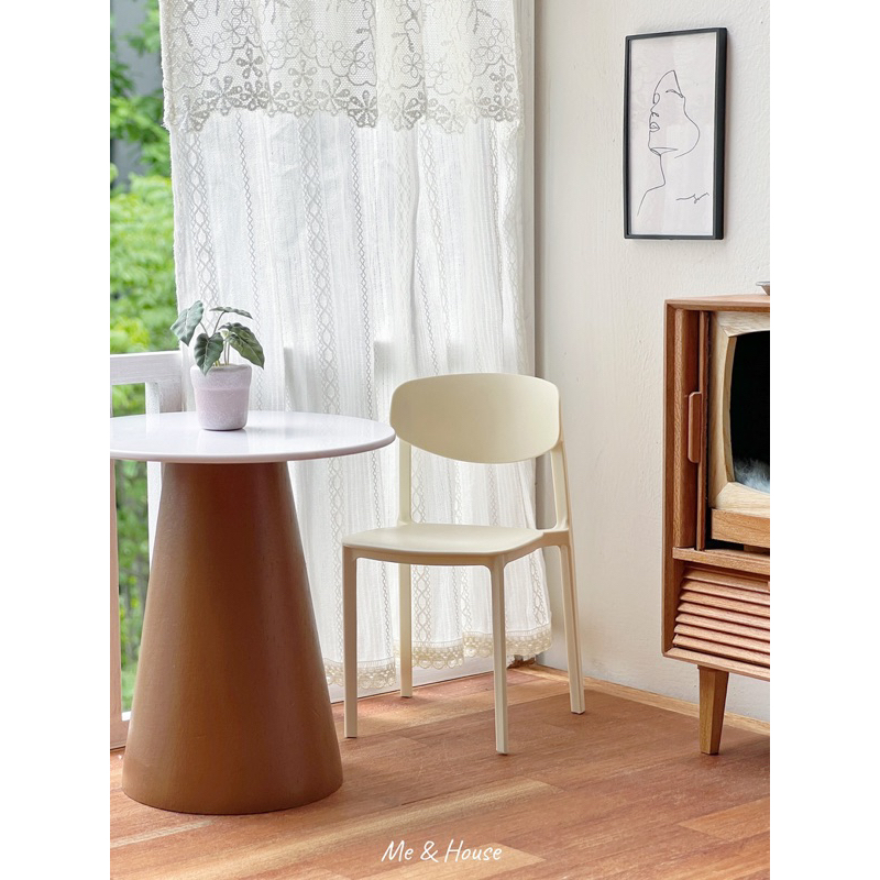 Mô hình ghế nhựa 1/6 màu sữa cho nhà búp bê