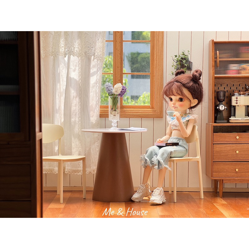 Mô hình ghế nhựa 1/6 màu sữa cho nhà búp bê