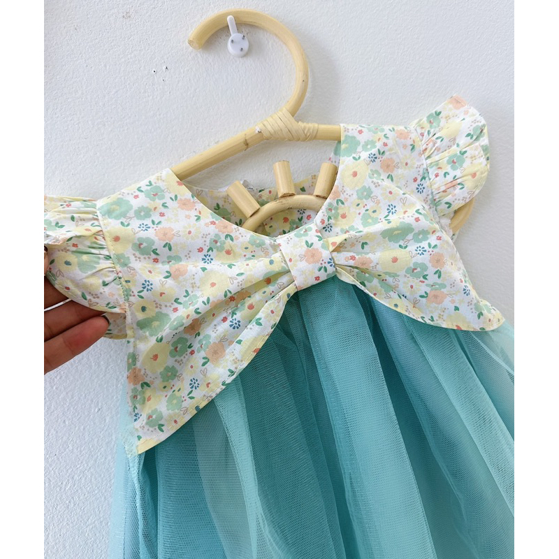 Váy công chúa nơ hoa nhí phối lưới xanh xinh xắn - Tocxumi