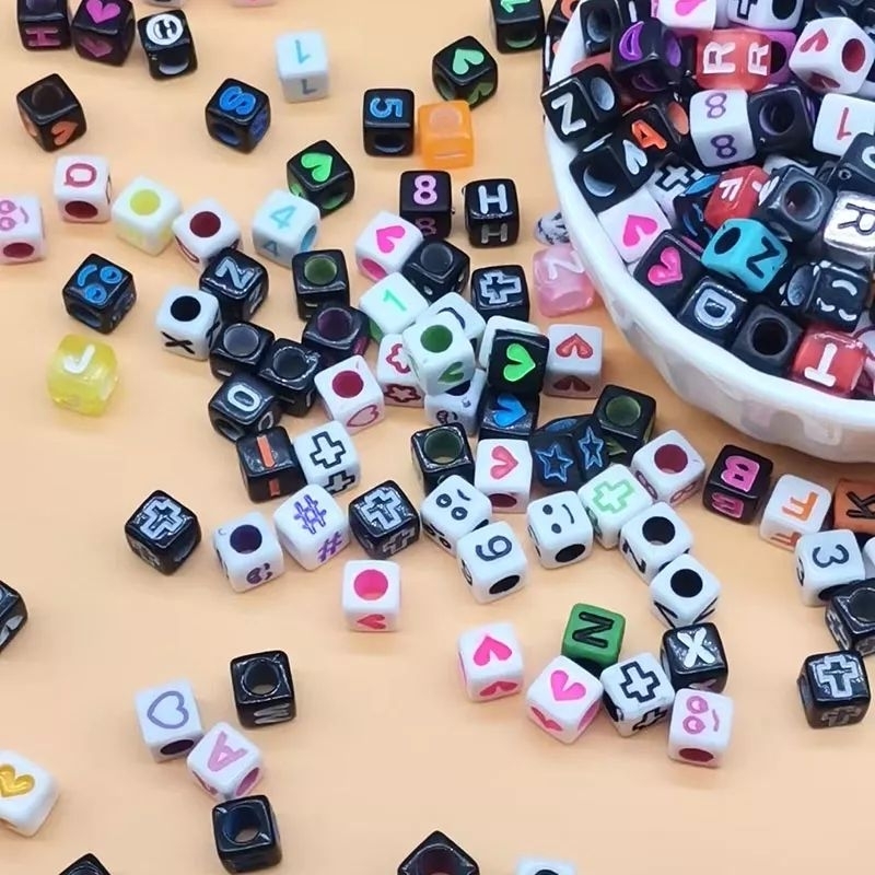 Set 100 hạt nhựa acrylic 4mmx7mm hình trái tim, chữ cái dùng làm trang sức thủ công