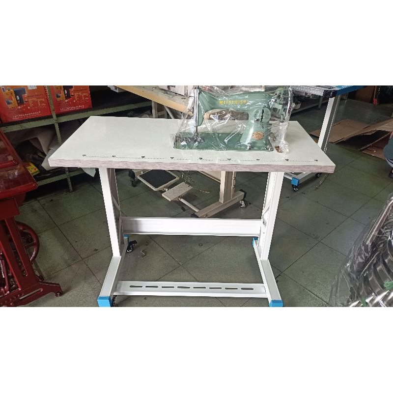 Mặt bàn máy may gia đình.