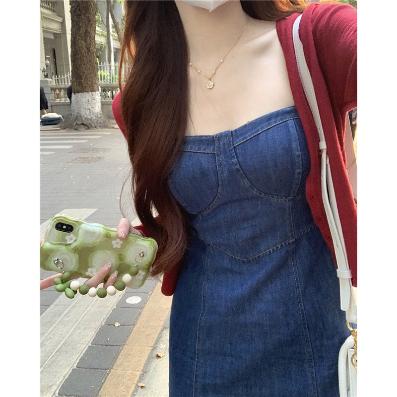 Đầm 2 dây jeans cúp ngực dáng dài kèm cadigan đỏ 2023