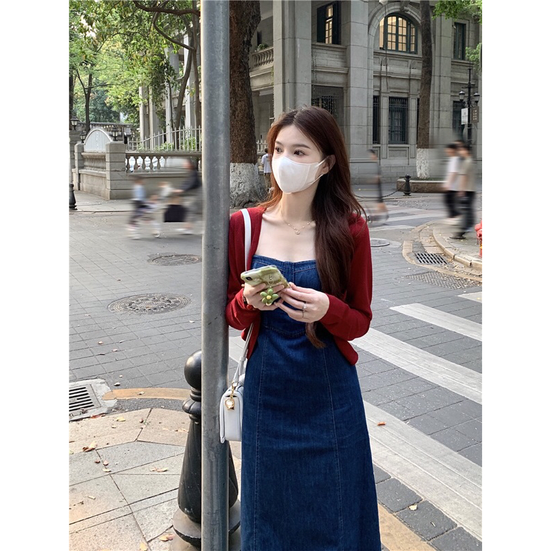 Đầm 2 dây jeans cúp ngực dáng dài kèm cadigan đỏ 2023