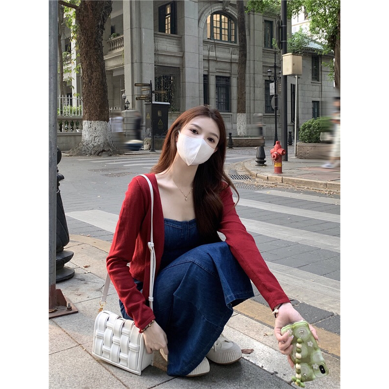 Đầm 2 dây jeans cúp ngực dáng dài kèm cadigan đỏ 2023