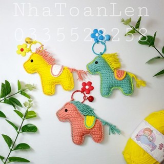 Móc khóa ngựa bằng len handmade