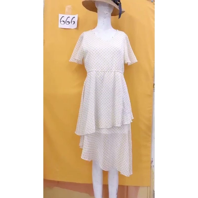 đầm vạt xéo chấm bi vàng. S666