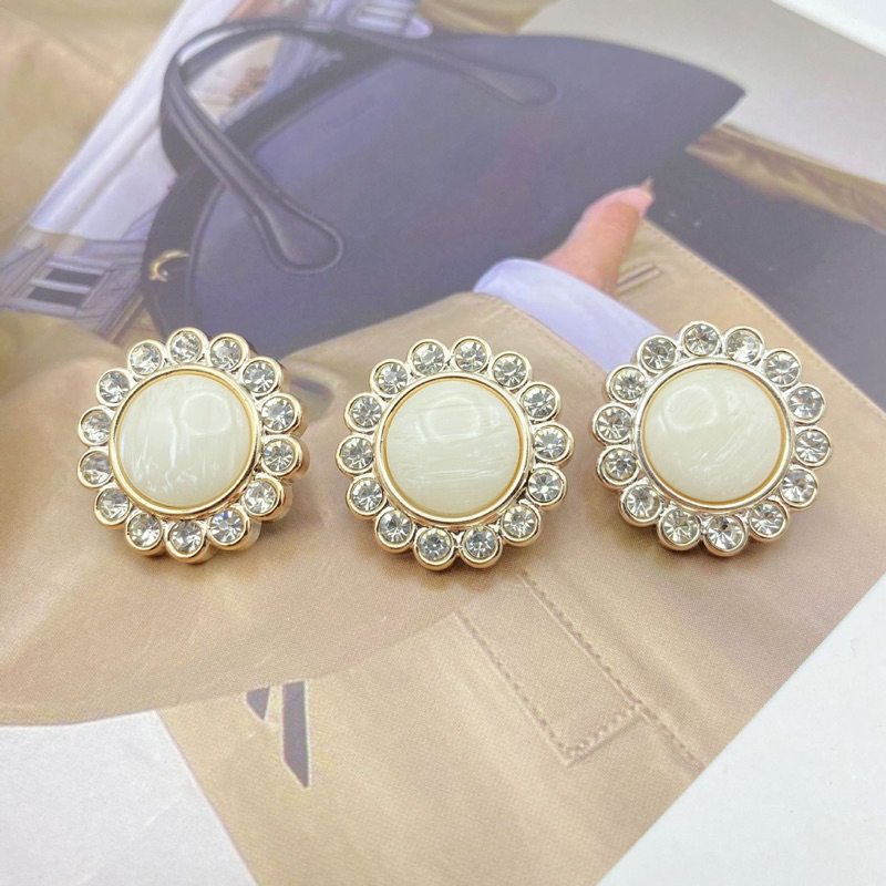 Khuy  áo NHỰA HOA VIỀN ĐÁ KÈM NGỌC MẮT MÈO CAO CẤP CỠ TO 2.15cm và 2.5cm