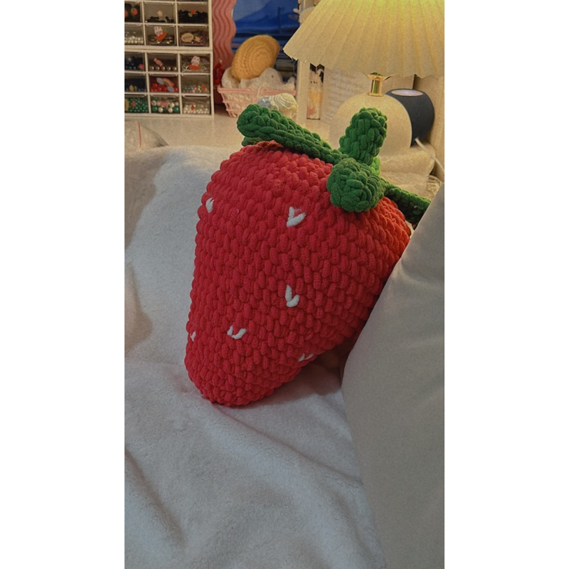 Trái dâu len bự, gối dâu tây bằng len size 50cm handmadebyQuin