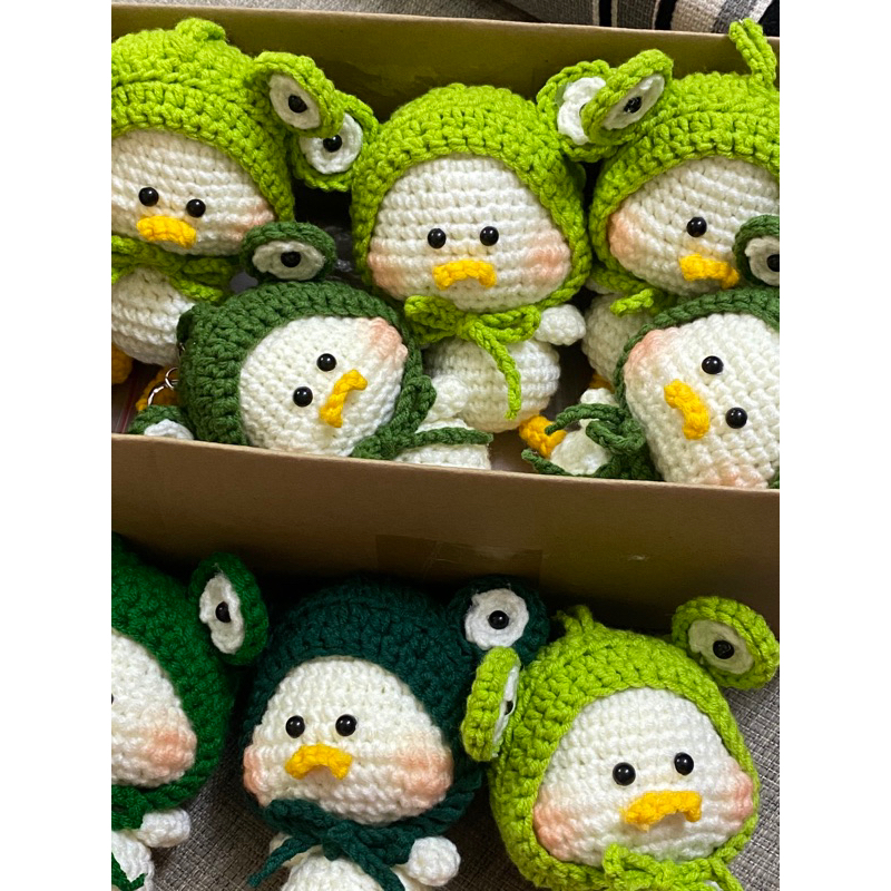 Móc khoá vịt con má bánh đội nón/ mũ ếch cột dây nơ bằng len nhồi bông dễ thương a