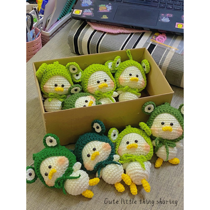 Móc khoá vịt con má bánh đội nón/ mũ ếch cột dây nơ bằng len nhồi bông dễ thương a