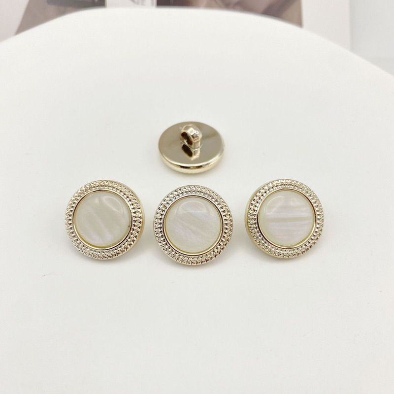 1 Khuy nhựa NGỌC TRẮNG NGÀ NHŨ CAO CẤP,SANG TRỌNG cỡ 1.8cm