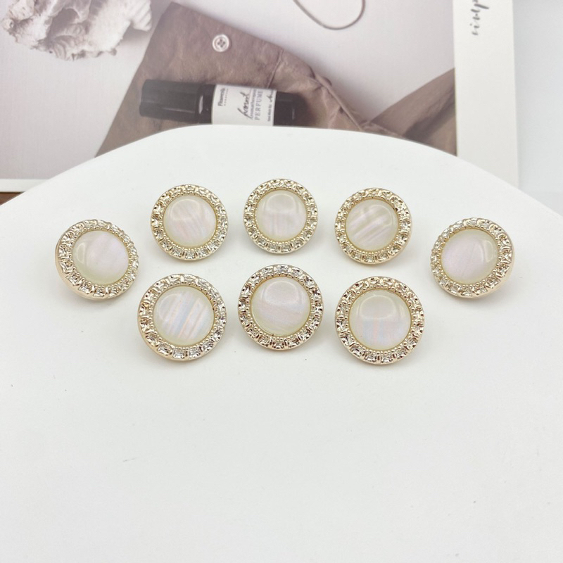 1 Khuy nhựa NGỌC TRẮNG NGÀ NHŨ CAO CẤP,SANG TRỌNG cỡ 1.8cm