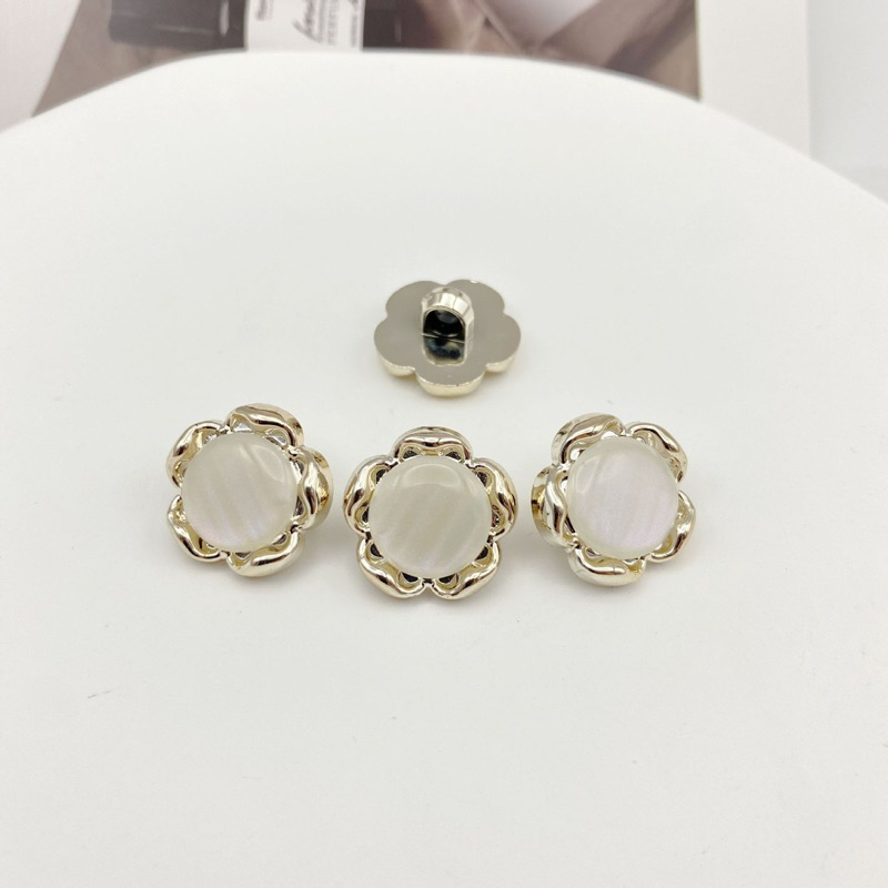 1 Khuy nhựa NGỌC TRẮNG NGÀ NHŨ CAO CẤP,SANG TRỌNG cỡ 1.8cm