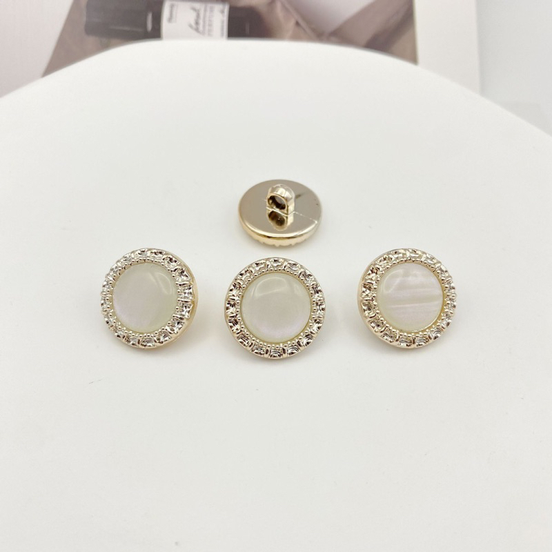 1 Khuy nhựa NGỌC TRẮNG NGÀ NHŨ CAO CẤP,SANG TRỌNG cỡ 1.8cm