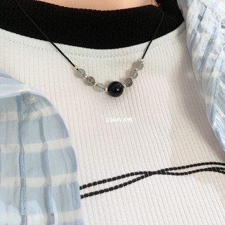 Vòng cổ một viên đá đen ở giữa