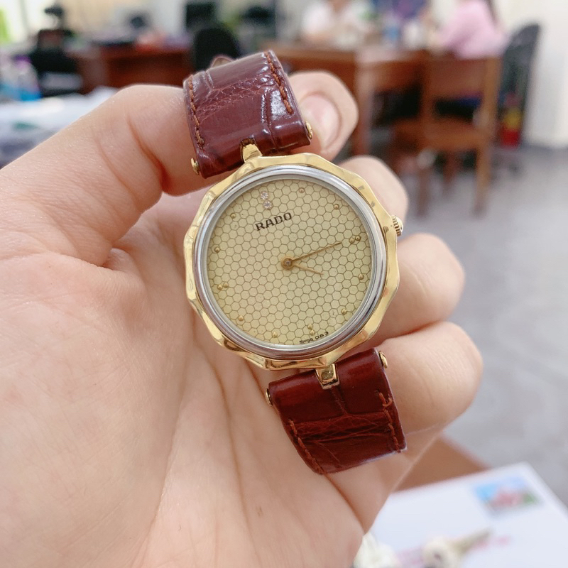 Đồng hồ nữ si hiệu Rado, máy Thuỵ Sỹ, dây da, mặt cách điệu
