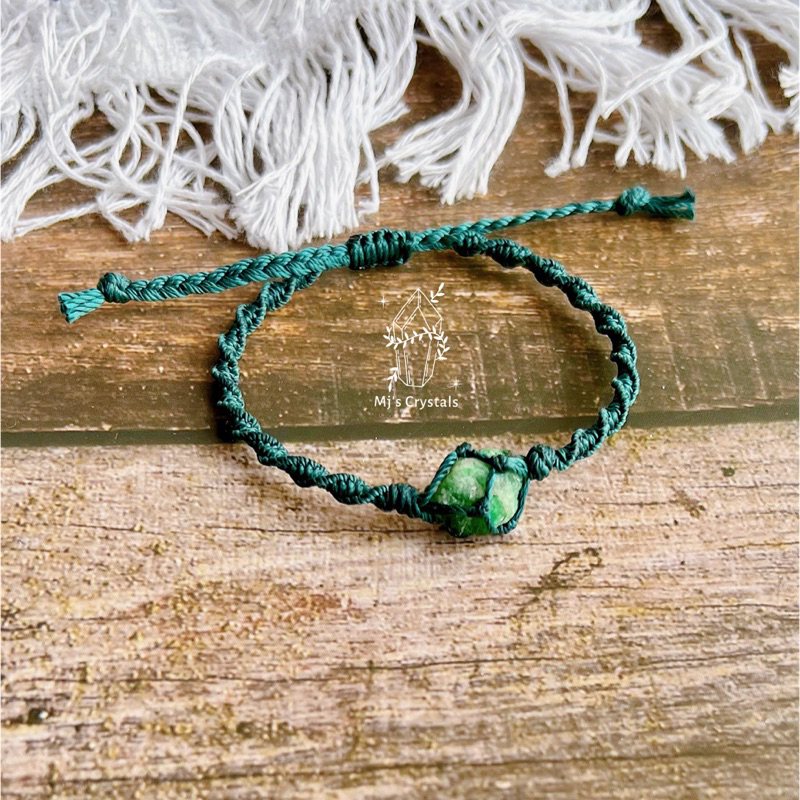 Vòng tay Macrame handmade Emerald thô màu xanh lục cực xinh.
