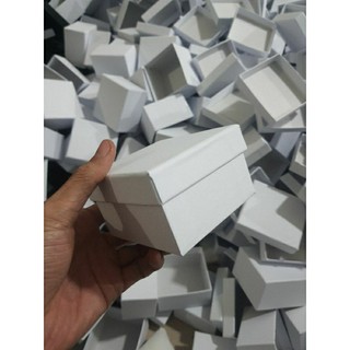 Hộp đồng hồ màu trắng