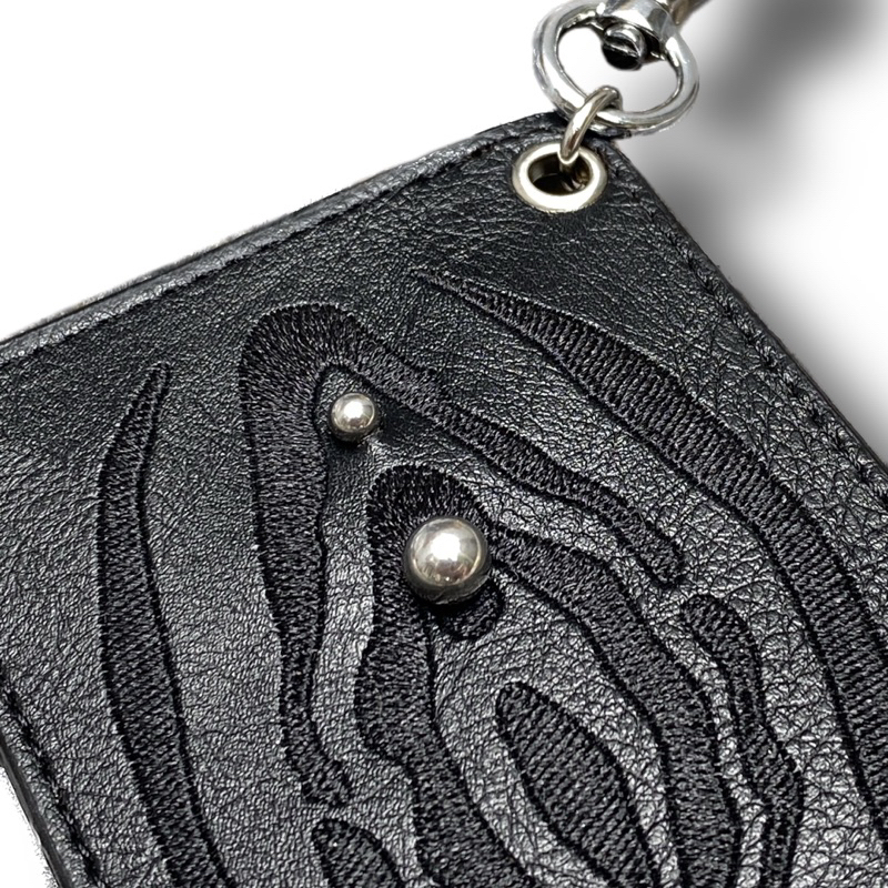 Ví đựng thẻ hoạ tiết thêu đính khuyên.