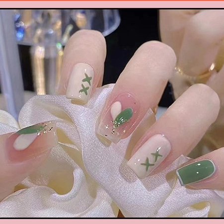 Móng tay giả màu xanh trắng họa tiết xinh xắn mới