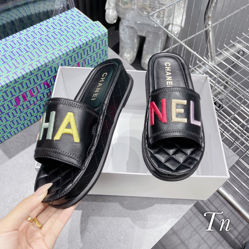 Dép lê quai da mềm thêu chữ 7 màu, đế cao su đi bao êm. Hàng quảng châu cao cấp đầy đủ hộp túi giấy