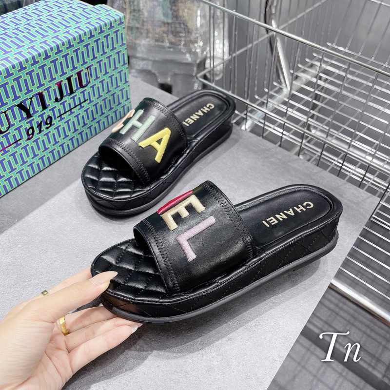 Dép lê quai da mềm thêu chữ 7 màu, đế cao su đi bao êm. Hàng quảng châu cao cấp đầy đủ hộp túi giấy