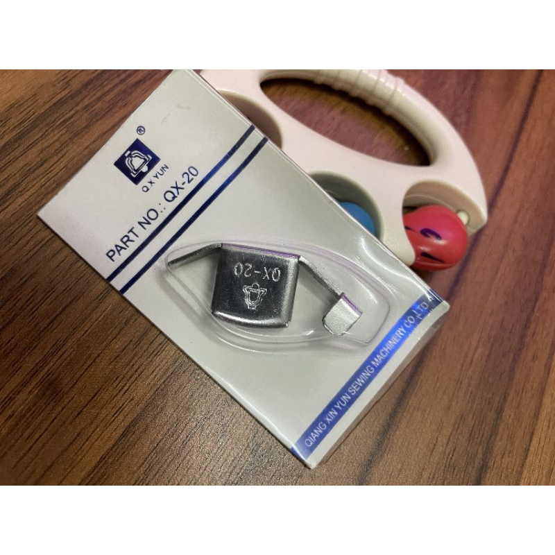 Cữ nam châm định hướng vải may