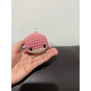 Móc chìa khoá cá heo may mắn bằng len handmade