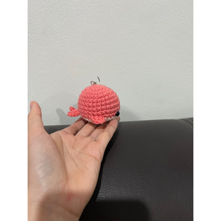 Móc chìa khoá cá heo may mắn bằng len handmade