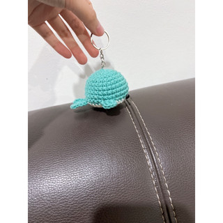 Móc chìa khoá cá heo may mắn bằng len handmade