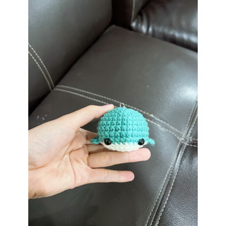 Móc chìa khoá cá heo may mắn bằng len handmade