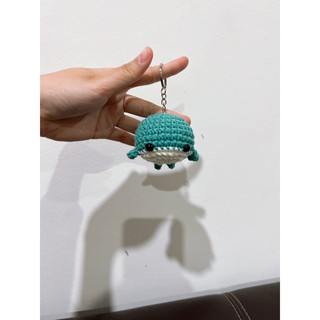 Móc chìa khoá cá heo may mắn bằng len handmade