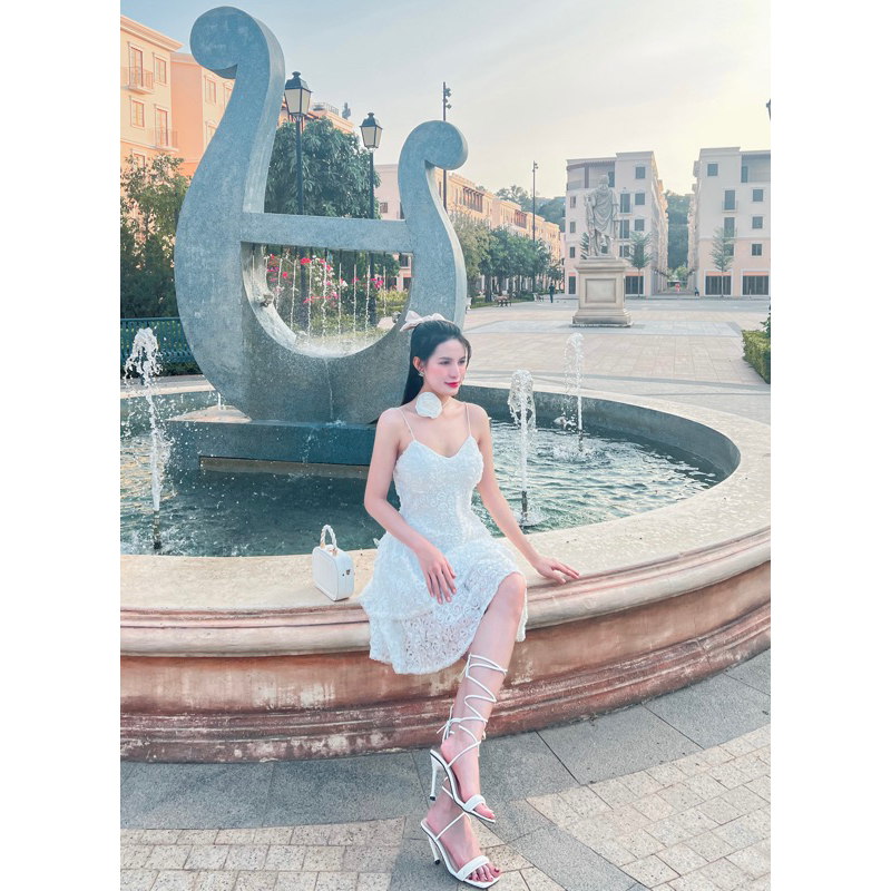 Đầm xoè ren hoa hồng tầng hai dây kèm tag hoa hai màu trắng đen