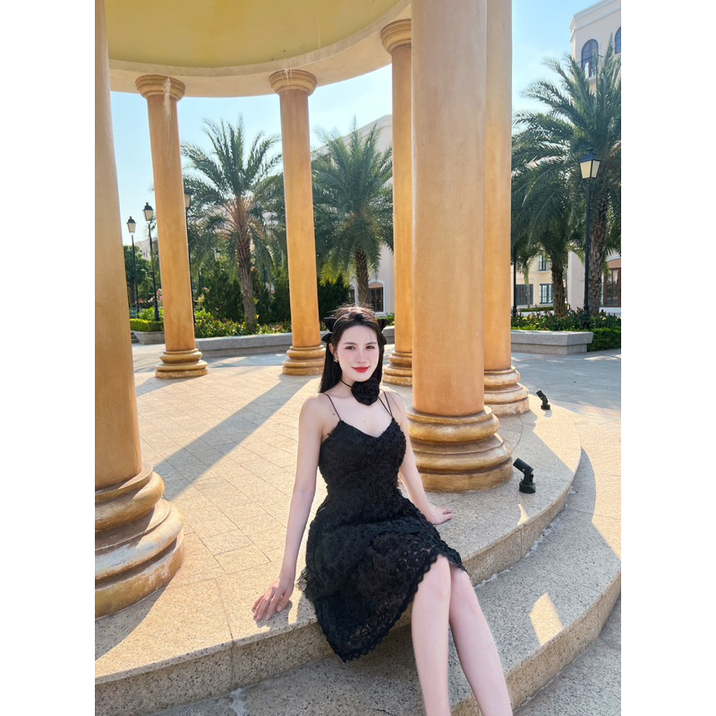 Đầm xoè ren hoa hồng tầng hai dây kèm tag hoa hai màu trắng đen