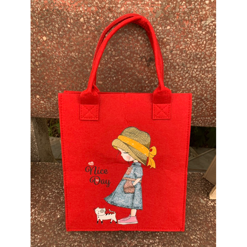 Túi tote vải nỉ hoạ tiết hoạt hình dễ thương.